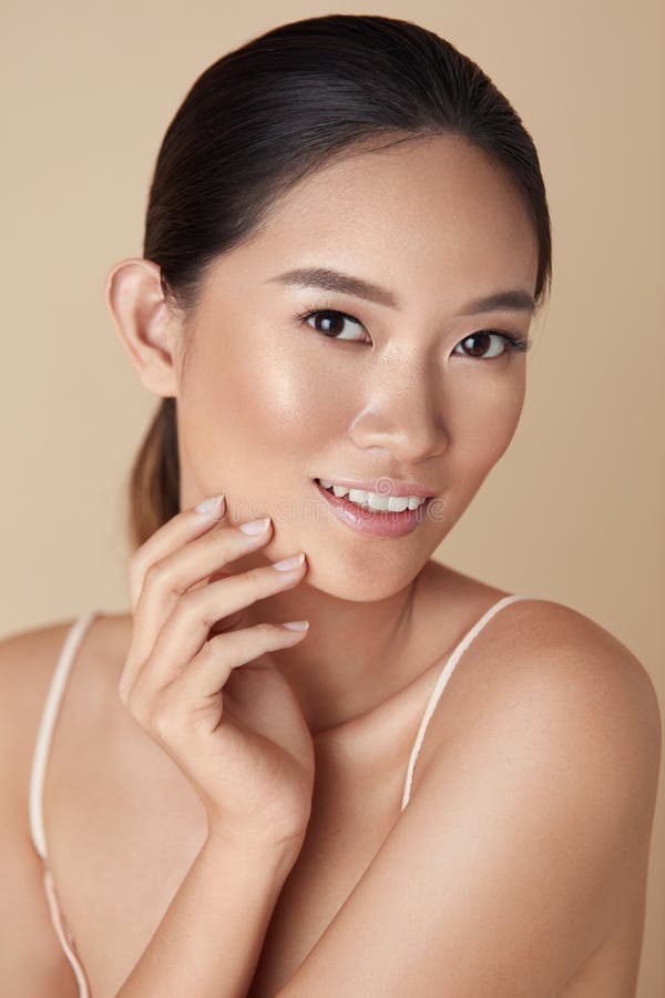 See the Beauty of Female Asian Models: Check it out!