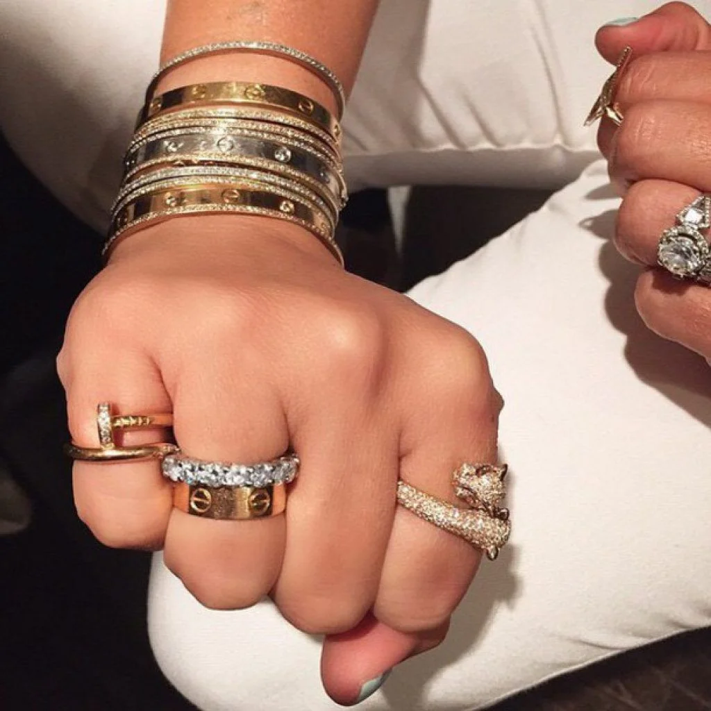 Is it ok to mix gold and silver jewelry? Learn the dos and donts of this trend.