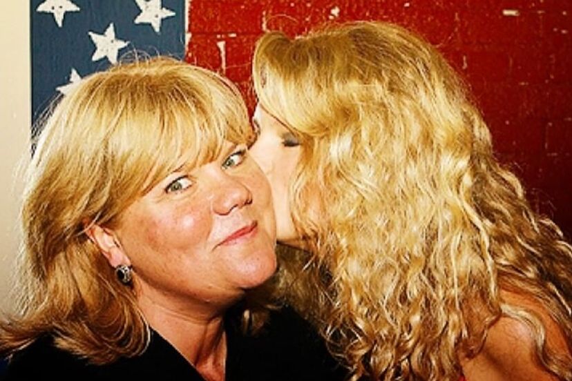 Is Taylor Swifts Mum OK? The Latest Update on Her Health
