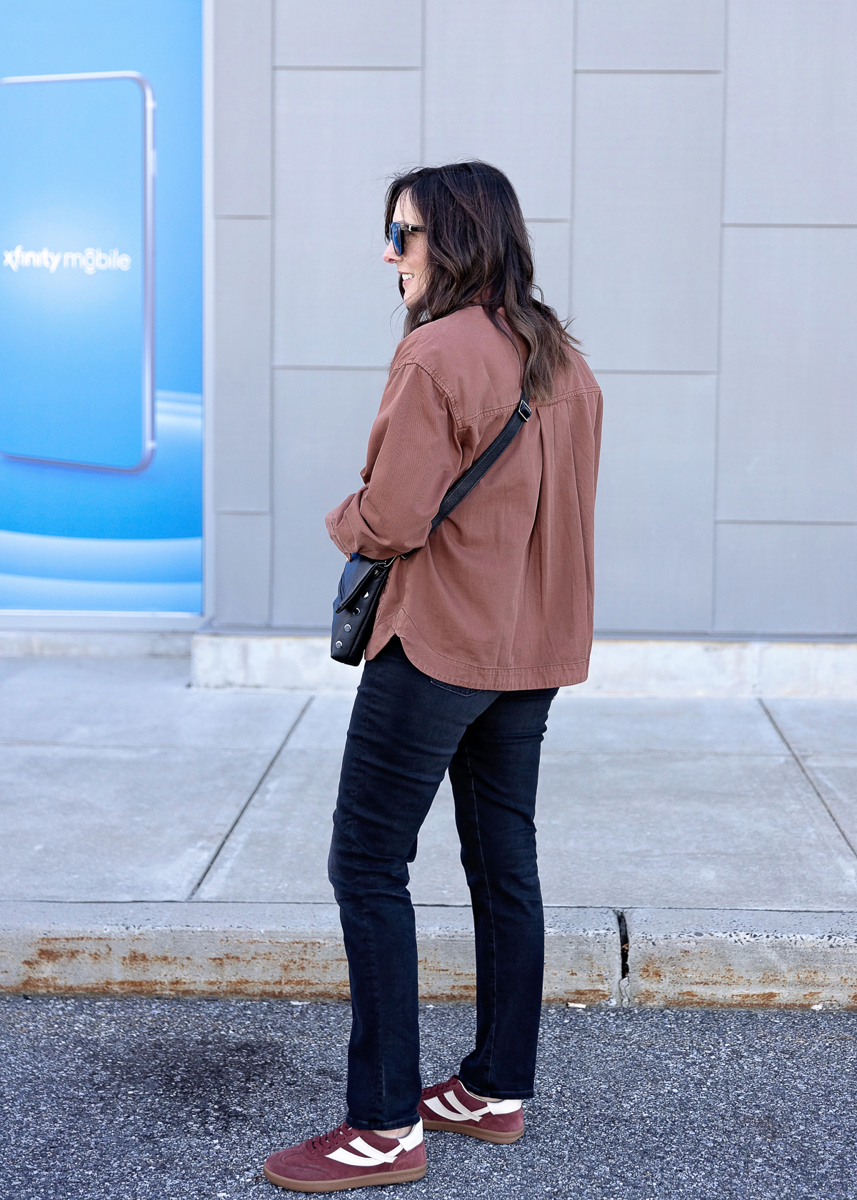 Washed black jeans: how to style them for any occasion.