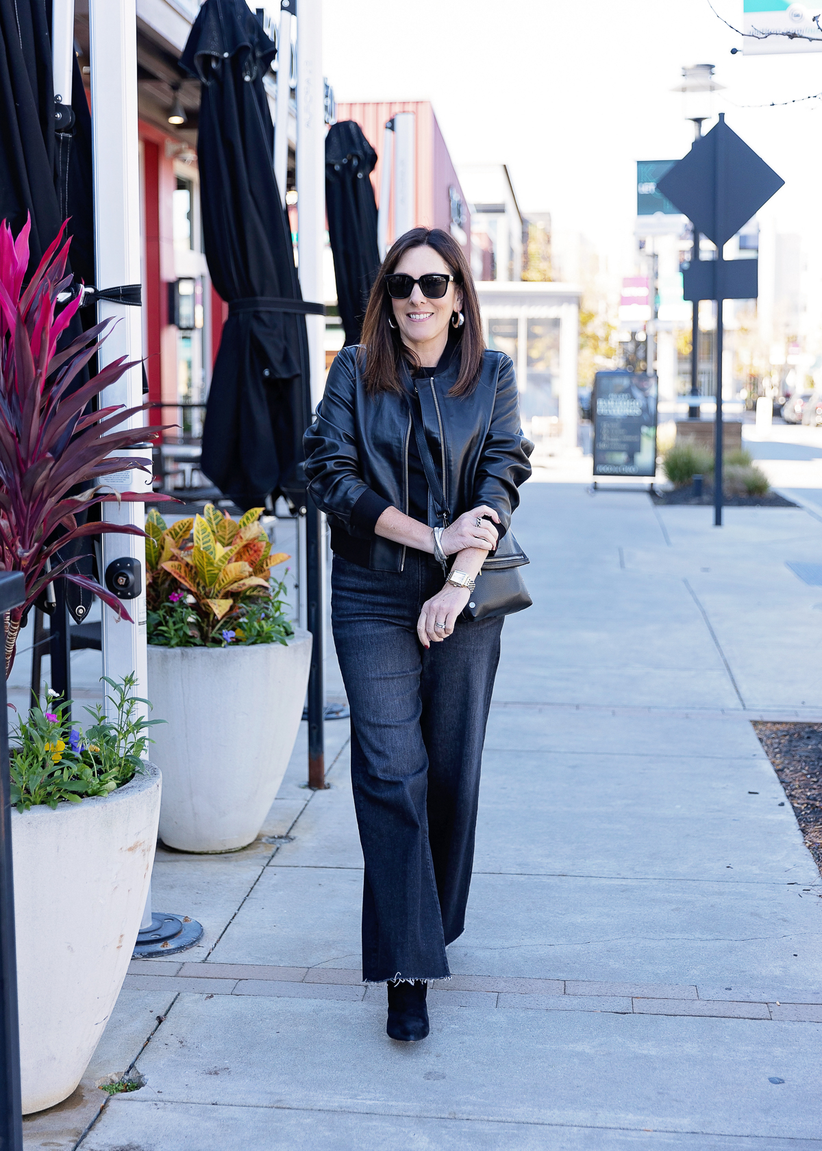 Washed black jeans: how to style them for any occasion.