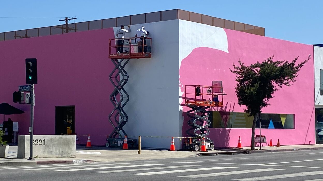 The Famous Pink Wall Melrose: Why Its a Must-Visit in Los Angeles (Your Photo Guide)