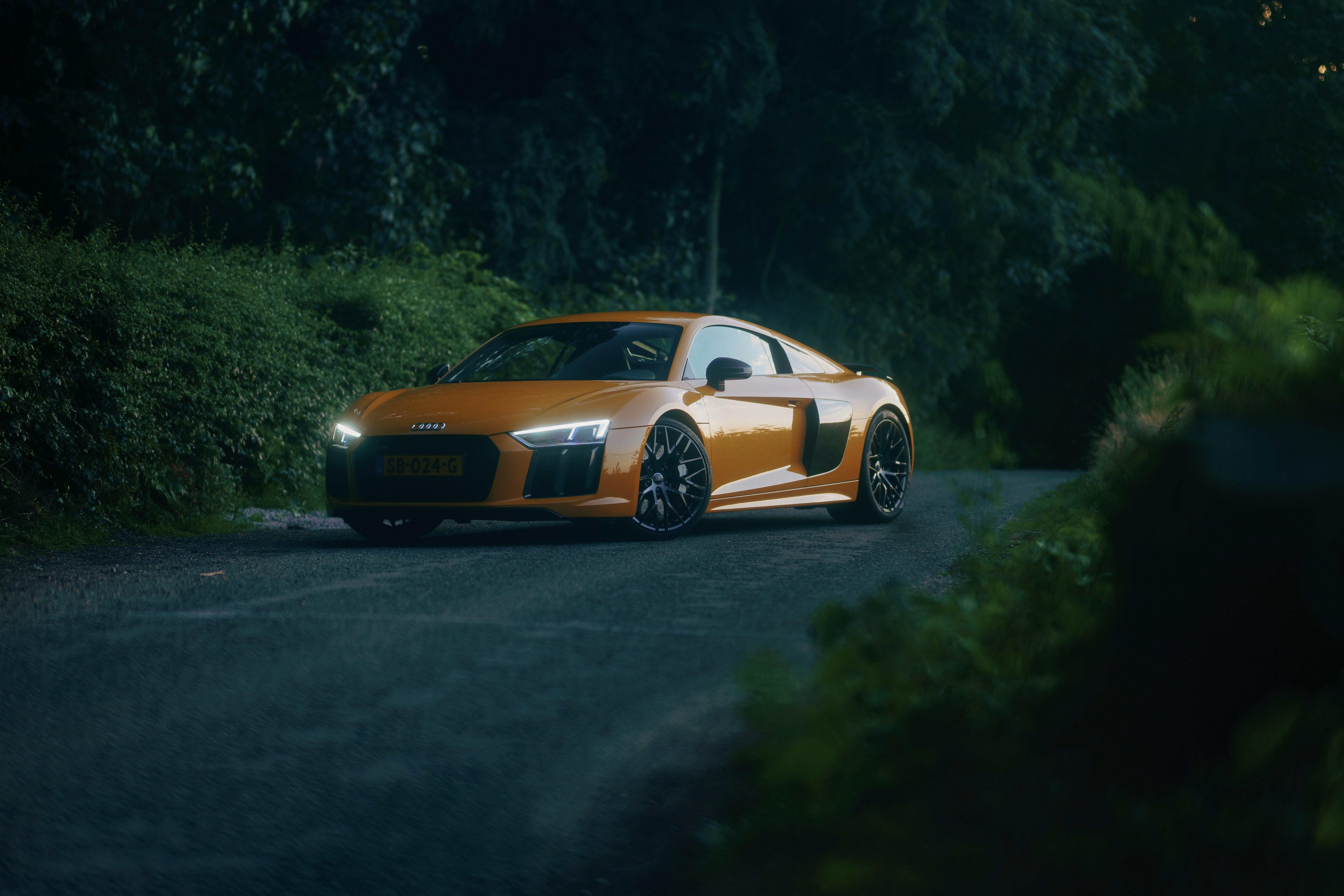 Yellow Audi R8: a dream car for many (find out why people love it)