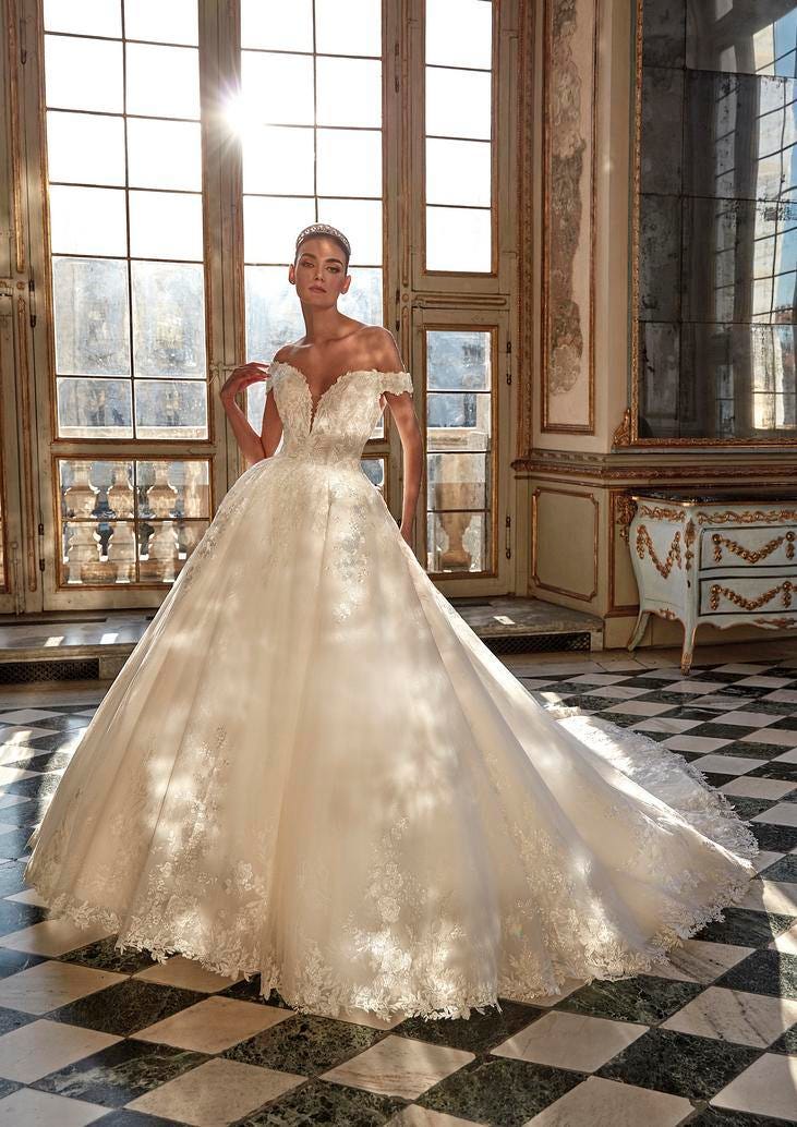 90s Wedding Dress Inspiration: Ideas for a Unique and Chic Bride