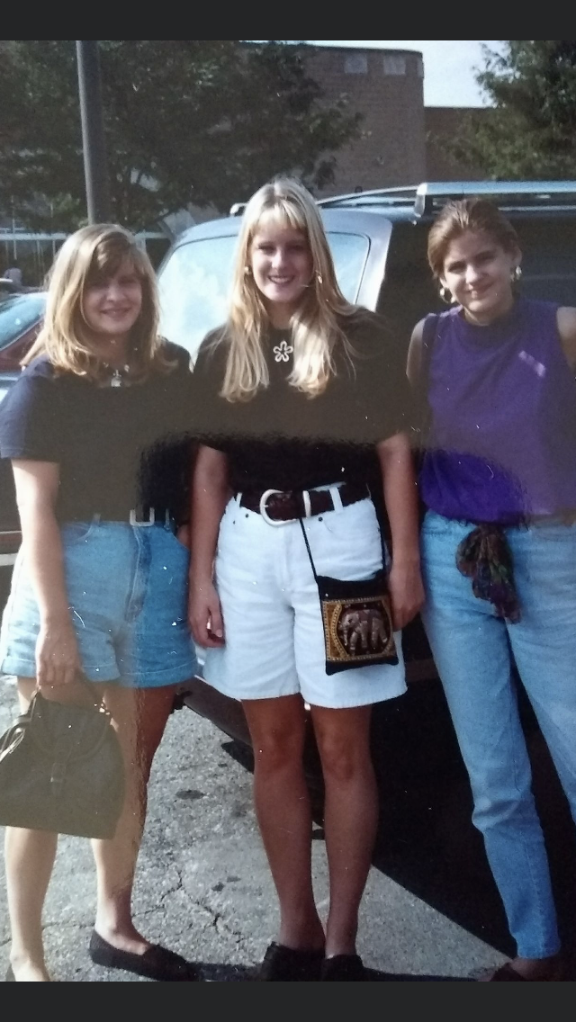 90s high schoolers fashion, friends, and first loves.