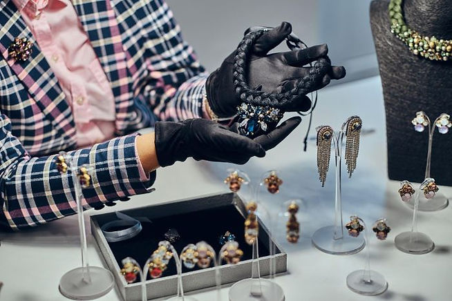 What is a jewelry trade shop? Everything you need to know before you visit.
