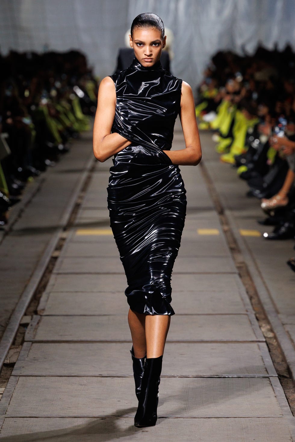 Alexander McQueen Runway 2024: You Have to See These Amazing Outfits!