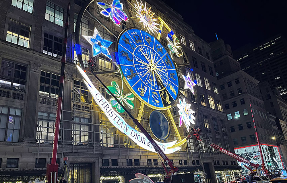 Christmas Light Show Saks Guide! Where, When & What to Expect!