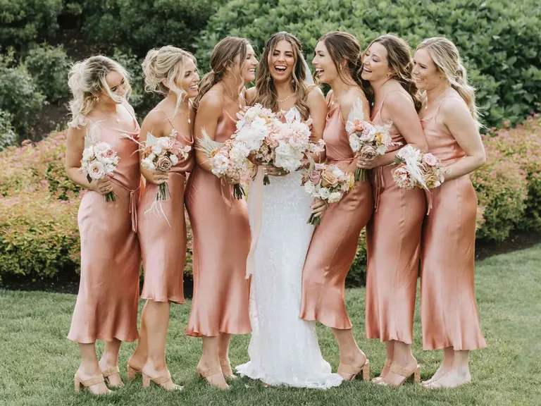 Stunning Peach Color Outfits: Dress Up Your Everyday Looks!
