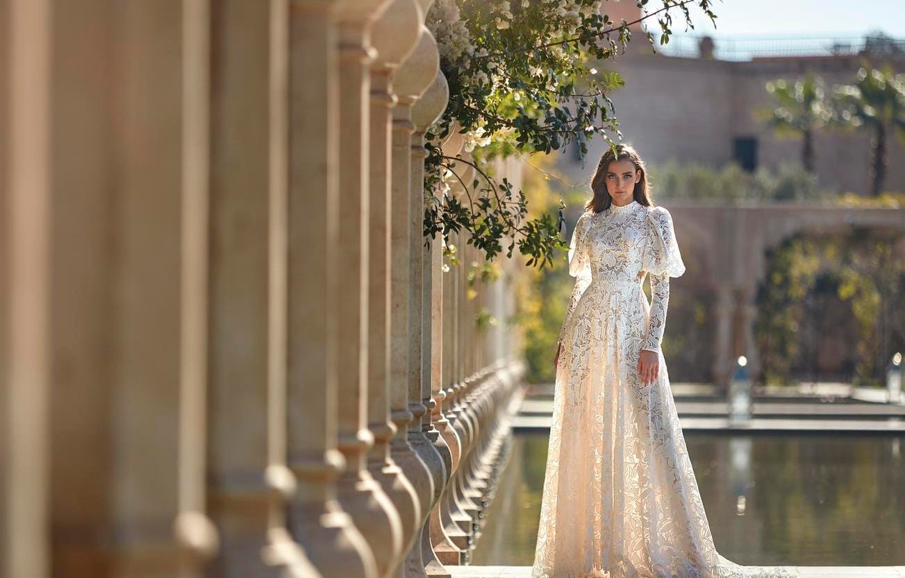 90s Wedding Dress Inspiration: Ideas for a Unique and Chic Bride