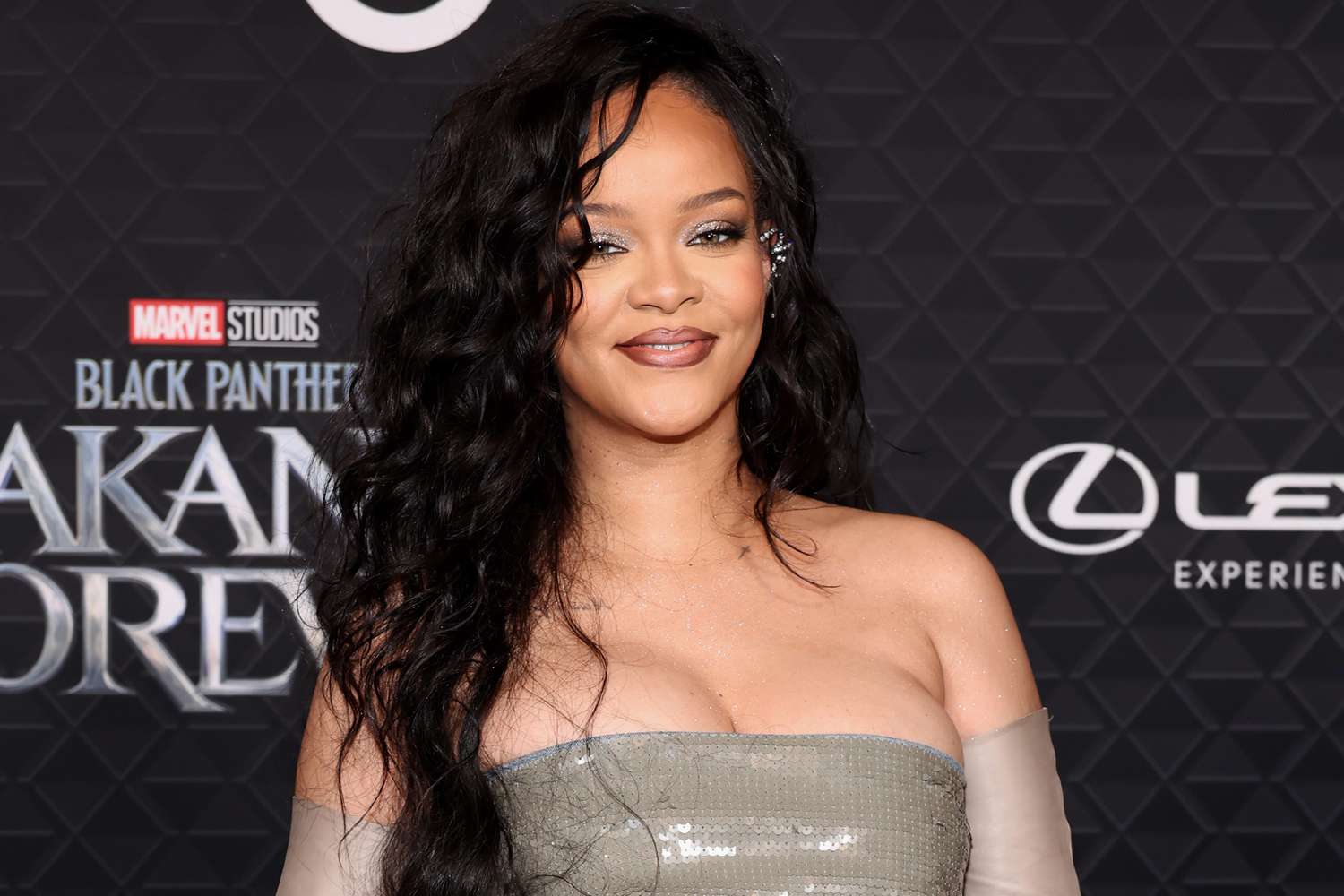 Is Rihanna Gay? Heres What We Know About Her Dating History