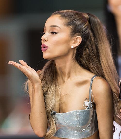 Ariana Grande Left Side of Face: Why Is It Her Signature Look in photos?