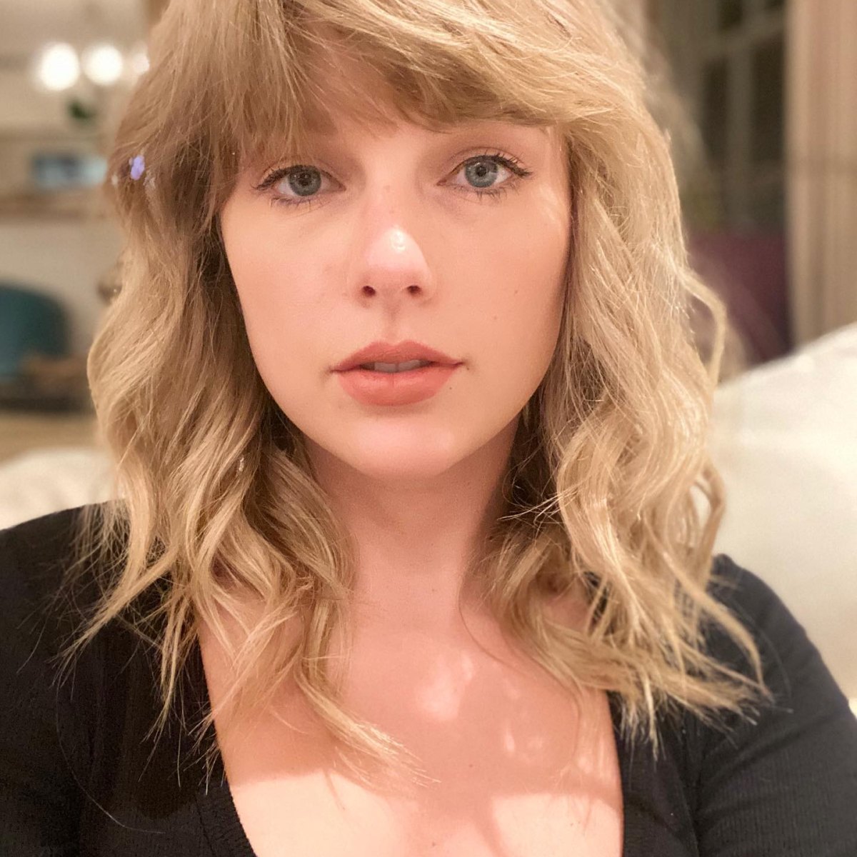 how does taylor swift with no make up look like? See her natural face!